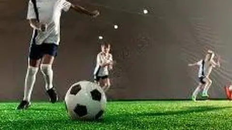 “六冠荣耀！足球先生失误失点，切尔西前队友建功，巴黎惊险夺冠加冕”