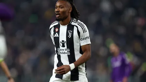 “曼联主场激战热刺，粉丝热议：能否共享‘馒头’盛宴，轻松锁定三分？”